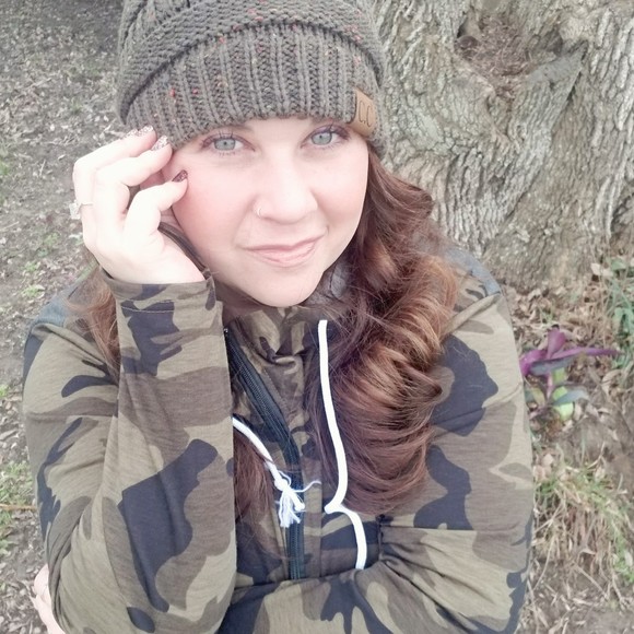 Meet your Posher, Kelly - Picture 2 of 3